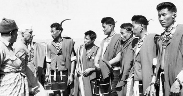 मार्च 1953 में कोहिमा में नागा ट्राइबल्स के साथ बातचीत के दौरान प्रधानमंत्री पंडित जवाहरलाल नेहरू