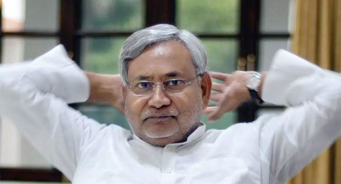नीतीश कुमार ने मुख्यमंत्री बनने के बाद भागलपुर दंगे से जुड़े 27 केसों की फाइल खुलवाई. एक जांच आयोग भी बनाया.