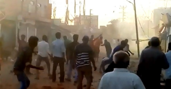 इलाके में पथराव करते लोग