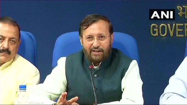 CBSE मुद्दे पर प्रेस कॉन्फ्रेंस के दौरान शिक्षामंत्री प्रकाश जावड़ेकर