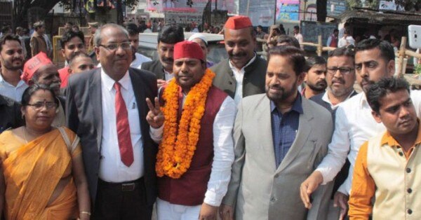 गोरखपुर के सपा कैंडिडेट प्रवीण निषाद (माला पहने)