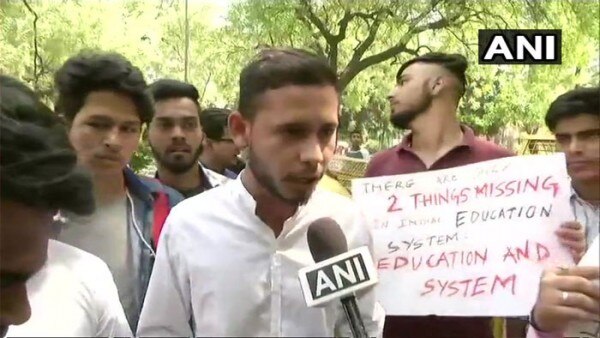 जंतर मंतर पर प्रदर्शन कर रहे छात्रों की मांग है या तो सभी विषयों के एग्ज़ाम दोबारा कराए जाएं या फिर किसी भी विषय के न हों.