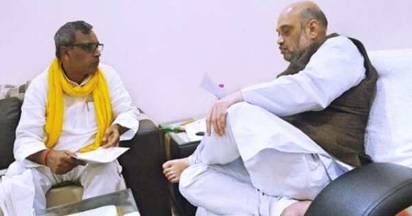 जुलाई 2017 में धरना टालने के बाद डीएम के ट्रांसफर के लिए शाह से मिलने के दौरान राजभर
