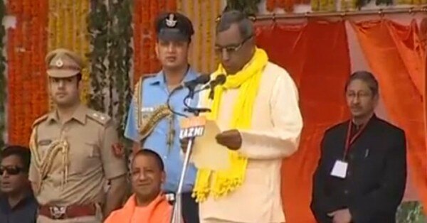 मंत्रीपद की शपथ लेते ओम प्रकाश राजभर