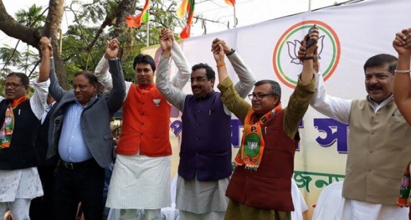 राम माधव की उपस्थिति में कांग्रेस से पाला बदलकर बीजेपी में आते रतन लाल नाथ