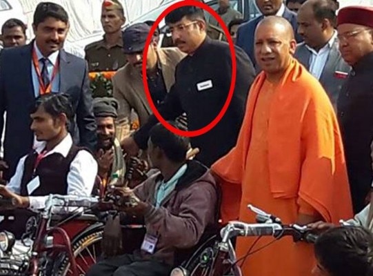 योगी के साथ गोरखपुर डीएम.