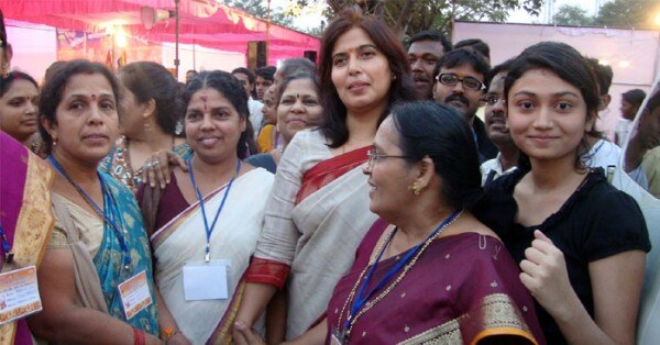 स्थानीय लोगों के साथ सरोज पांडेय