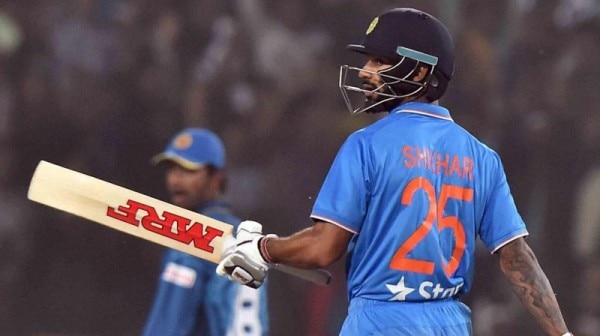शिखर धवन अपनी 25 नंबर की जर्सी पहने हुए.