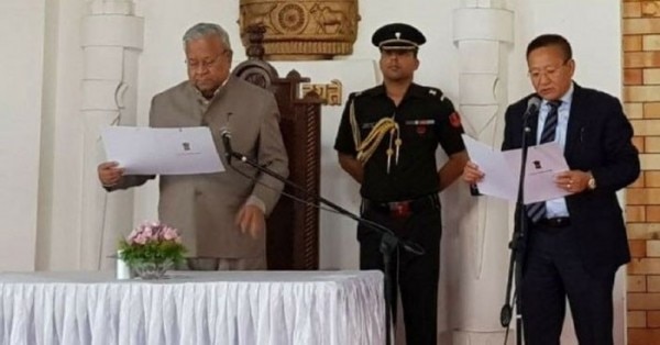 टी आर ज़ीलियांग (दाएं) को शपथ दिलाते नागालैंड के गवर्नर पीबी आचार्य