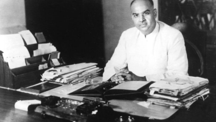 राजनीति समय के हिसाब से बदलती है. श्यामा प्रसाद मुखर्जी को अपना नायक बताने वाली बीजेपी कश्मीर में पीडीपी के साथ गठबंधन सरकार का हिस्सा है.