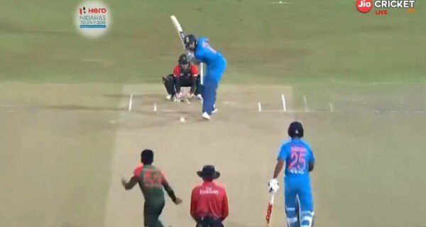 बैटिंग के वक्त अपनी जर्सी पहने थे धवन.