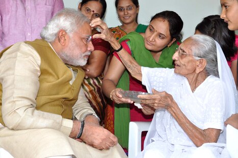 मां के साथ नरेंद्र मोदी.