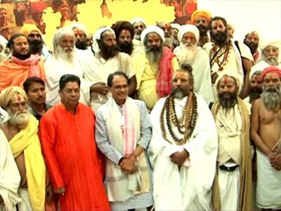 शिवराज सिंह चौहान के साथ कम्प्यूटर बाबा.
