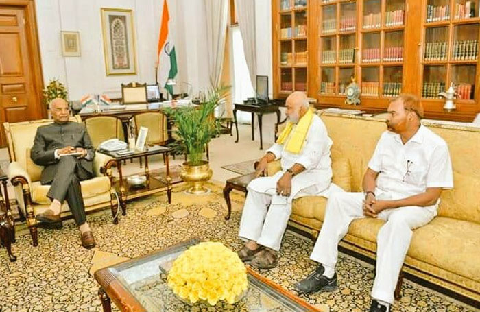 बीजेपी ने एक रणनीति सोचकर रामनाथ कोविंद को राष्ट्रपति बनाया. कोविंद दलित नेता हैं. पढ़े-लिखे हैं. ऐसे ही संजय पासवान हैं. पढ़े-लिखे, प्रफेसरी करने वाले नेता. जो न केवल यूनिवर्सिटी में पढ़ाते हैं, बल्कि सेमिनारों में भी खूब जाते हैं. अखबारों में लेख छपता है उनका. दलित विचारक कहलाते हैं.