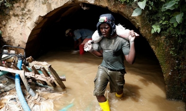 कोंगो की गोल्ड माइन्स का एक मजदूर - जिस तरह हर चमकती चीज़ सोना नहीं होती, उसी तरह हर सोना इतना चमकदार नहीं होता