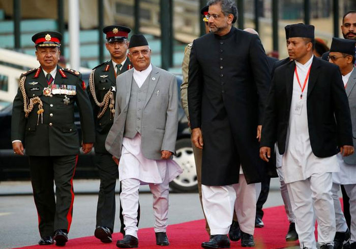 नेपाल और पाकिस्तान के रिश्ते बहुत सीमित रहे हैं. दोनों SAARC के सदस्य हैं. मगर ओली के प्रधानमंत्री बनने के बाद सबसे पहले विदेशी मेहमान के तौर पर पाकिस्तानी प्रधानमंत्री का नेपाल आना. बहुत बड़े बदलाव का संकेत था. नेपाल शायद ये बताने की कोशिश कर रहा था कि वो आजाद है.
