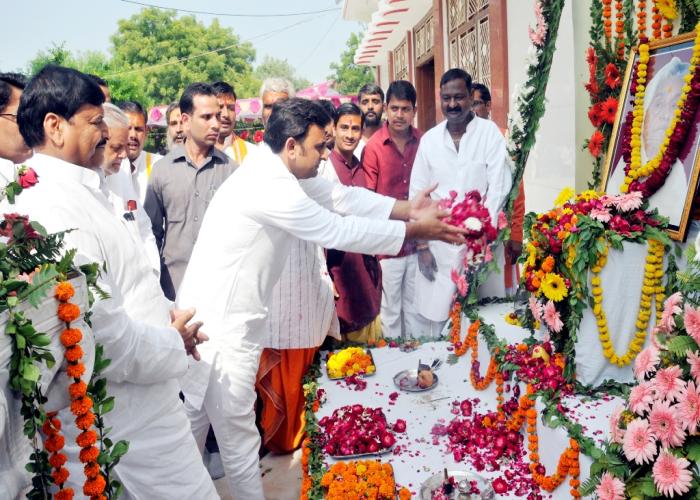 17 अक्टूबर 2014 को कुलदीप सिंह सेंगर की मां का निधन हुआ था. इस मौक पर खुद अखिलेश यादव माखी गांव पहुंचे थे.