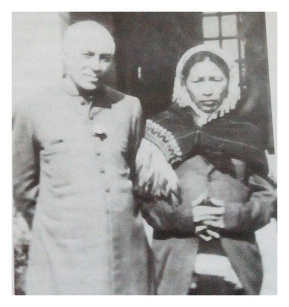 नेहरू के साथ रानी गाइदिनलू. रानी ने अंग्रेज़ों के खिलाफ नागा संघर्ष का नेतृत्व किया था. (फोटो: ओरिएंटल पोस्ट)