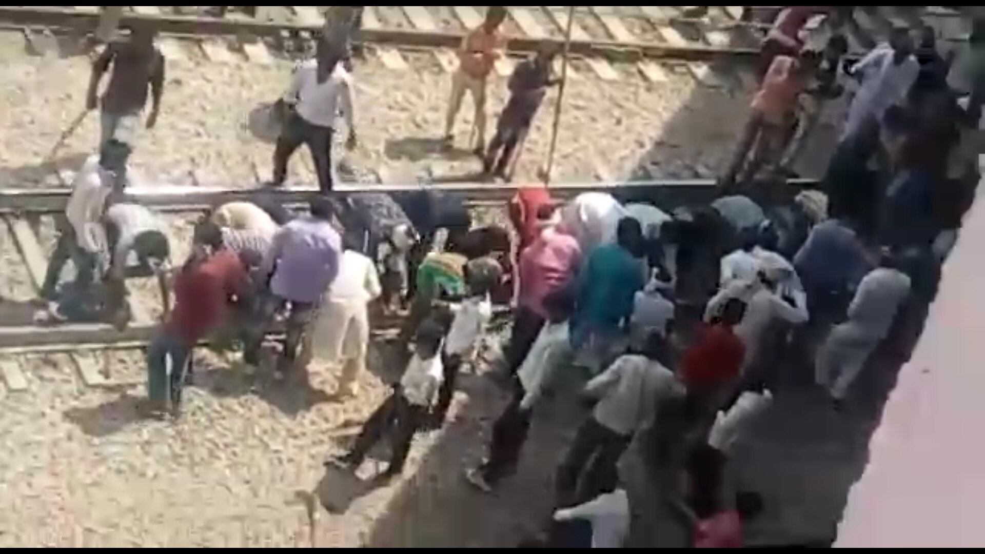 प्रदर्शन के दौरान रेल की पटरी उखाड़ते दलित प्रदर्शनकारी