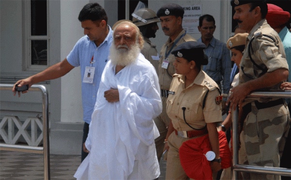 आसाराम के बगल में जो महिला लाल रंग के कपड़े में लिपटी फाइल थामे दिख रही हैं, वो हैं चंचल मिश्रा. 2013 में जब आसाराम को इंदौर से अरेस्ट किया गया, तब चंचल मिश्रा जोधपुर पुलिस की ACP थीं.