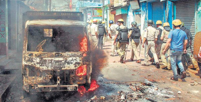 25 मार्च को रामनवमी थी. माहौल बिगड़ा और हिंदू-मुस्लिम दंगा शुरू हो गया. बस पश्चिम बंगाल में नहीं. पड़ोस के बिहार में भी कई जगहों पर सांप्रदायिक तनाव और दंगे की स्थिति बनी.