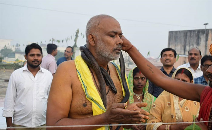 कई मौकों पर गले में सांप लपेटे नजर आ चुके हैं संजय पासवान. ये तस्वीर छठ की है.