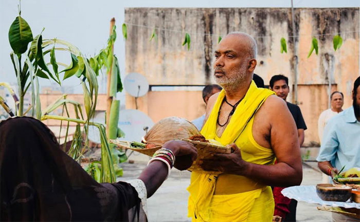 धार्मिक इंसान हैं. कर्मकांड में भरकर भरोसा करते हैं.