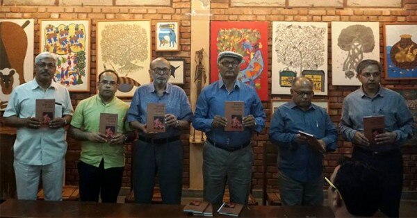 बुक लॉन्च की एक तस्वीर