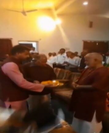 चिन्मयानंद की आरती उतारते अफसर