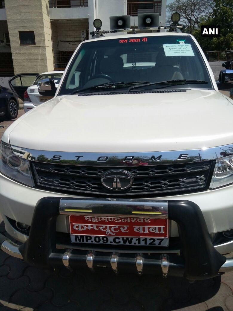 कंप्यूटर बाबा की कार. इसपर अब 'राज्यमंत्री दर्जाप्राप्त' का स्टिकर लग गया है.
