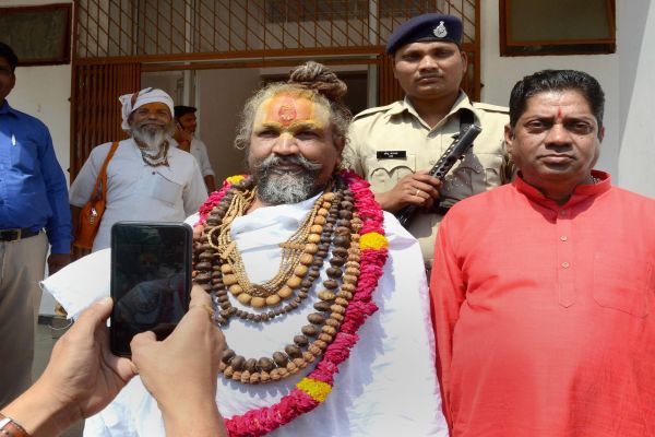 कंप्यूटर बाबा. कभी शिवराज को कोसते थे, आज पसंद करते हैं.