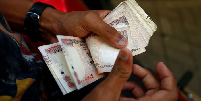 भारत की करंसी नेपाल में भी खूब इस्तेमाल होती है. नवंबर 2016 में जब मोदी सरकार ने 500 और 1,000 रुपये के नोट बंद कर दिए, तब अरबों रुपये कीमत के ये नोट नेपाल में फंसे रह गए.