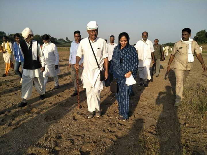 दिग्विजय सिंह पैदल नर्मदा परिक्रमा पर निकले हुए हैं. साथ में हैं पत्नी अमृता राय.