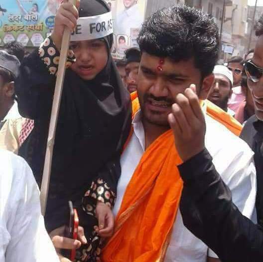 आग लगाने वालों के बीच बर्फ का काम करती तस्वीर