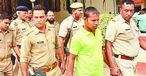 मुजफ्फरनगर कोर्ट में पेशी के लिए ले जाए जाने के दौरान कार्तिक हलदर