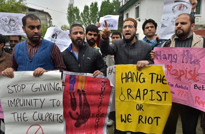 कठुआ में आसिफा के गैंगरेप और मर्डर के बाद मामले में जैसी छीछालेदर हुई, उसे लेकर लोगों में बहुत गुस्सा है.