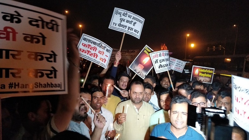 कैंडल मार्च निकालते महेश गिरी