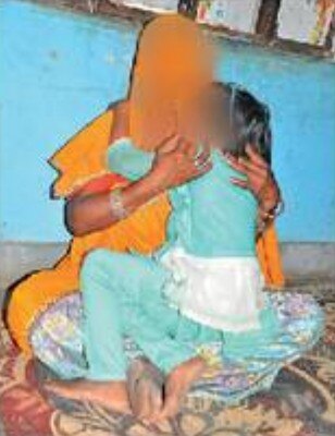 मां के साथ बच्ची.