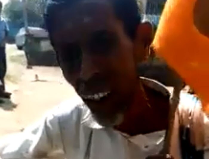 विडियो में एक जगह ये बुजुर्ग इंसान कहते हैं कि अल्लाह और भगवान में कोई फर्क नहीं होता. इसके जवाब में पीछे से उस गुंडे की धमकी भरी आवाज आती है. वो किसी आदमी से डंडा लेकर आने को कहता है.