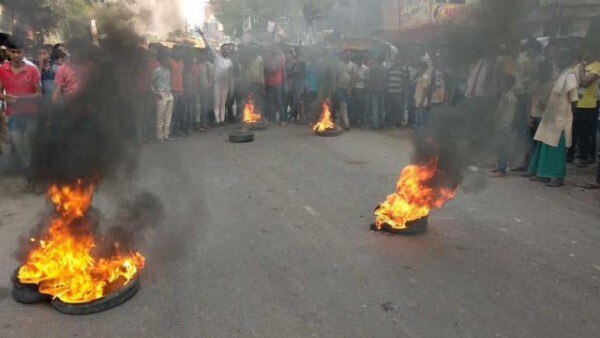 प्रोटेस्ट करते लोग.