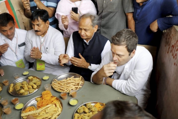 गुजरात में चुनाव प्रचार के दौरान अशोक गहलोत और राहुल गांधी