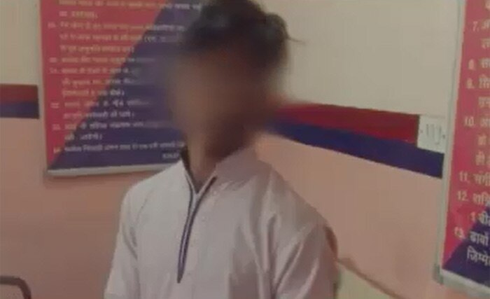 विक्टिम का परिवार पहले गाजियाबाद में रहता था. आरोपी भी इनके ही पड़ोस में रहता था. विक्टिम का कहना है कि वो अपने एक दोस्त की वजह से आरोपी को जानती थी.