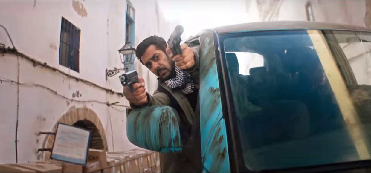 ये गाड़ी जमीन से साढ़े सात फिट ऊपर चल रही है