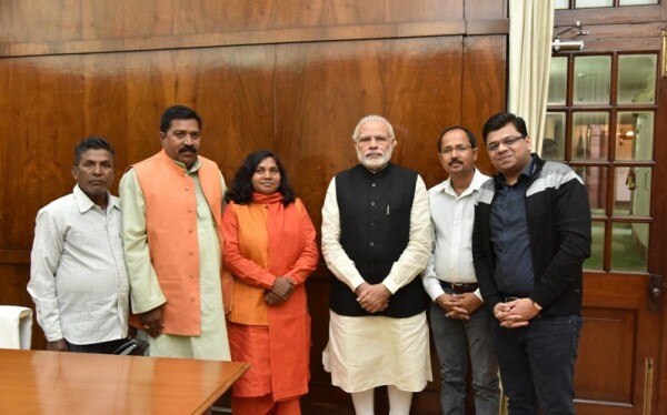 पीएम मोदी के साथ सावित्रीबाई.