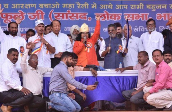 रैली करतीं सावित्रीबाई.