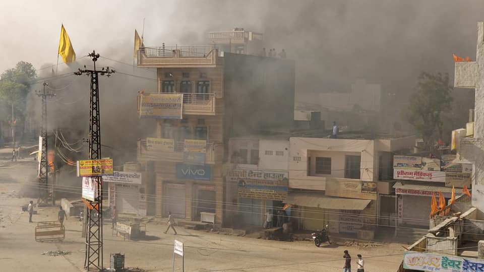 जैतारण में आगजनी के बाद बस स्टैंड के आस-पास का इलाका धुएं से भर गया