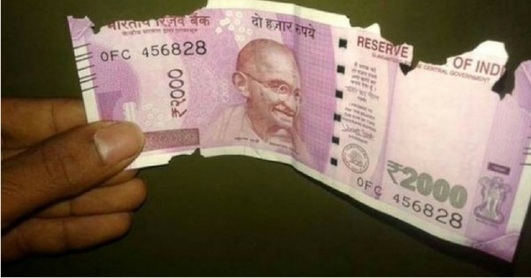 2000 का एक कटा-फटा नोट