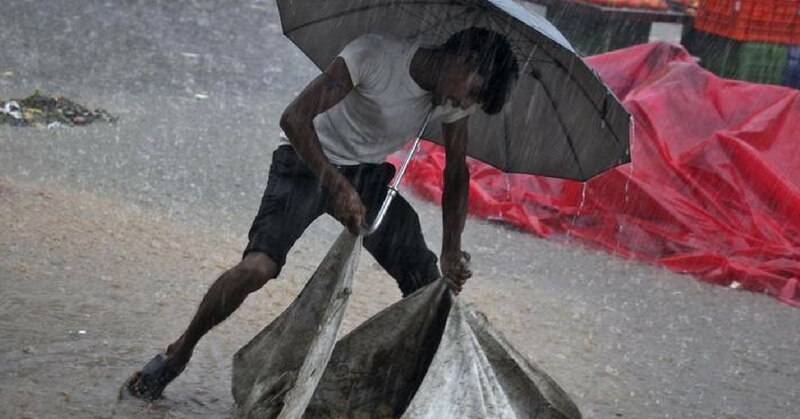 बारिश और एक्सचेंज रेट में ये कॉमन है कि इसका असर सब पर अलग अलग होता है.