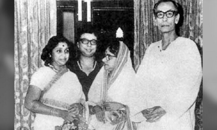 बाएं से दाएं - आशा, आर डी बर्मन, मीरा बर्मन, एस डी बर्मन