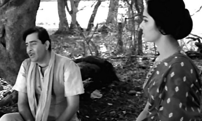 तीसरी कसम के एक सीन में राजकपूर और वहीदा. फणीश्वर नाथ रेणु द्वारा लिखित कहानी पर बनी इस फ़िल्म के निर्माता शैलेंद्र थे. फ़िल्म क्रिटिक्स द्वारा तो काफी सराही गई लेकिन शैलेंद्र को कंगाल कर गई. होने को तब वो एक गीतकार के रूप में बहुत चल रहे थे. लेकिन फिर भी आर्थिक रूप से ही नहीं मानसिक रूप से भी इस फ़िल्म की असफलता ने उन्हें काफी तोड़ा.